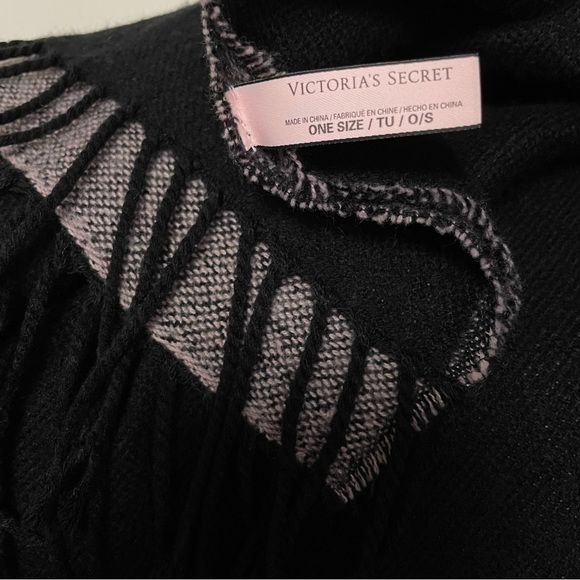 Victoria’s Secret 💕Lightweight soft & cozy throw blanket - Picture 8 of 9